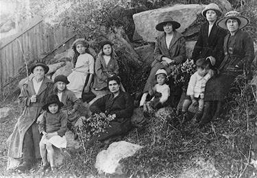 Local French community outing in Putney Park around 1920.  Putney Park was a popular destination for picnics and days trips. Ryde Library Service. Acc. 5158435. Putney Park / 5