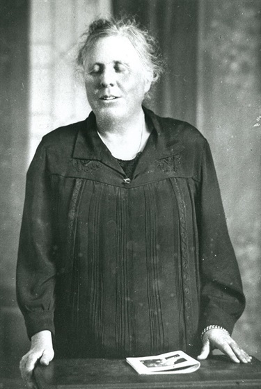 Susannah Katherina Schardt, 1872-1934.  Susan Schardt was born in Queanbeyan in 1872 and, though visually impaired, worked tirelessly in the cause of humanity throughout her life. Initially opening a ‘Home for Incurables’ in Redfern in 1900, the Ryde venue Weemala was opened in April 1907. Ryde Library Service. Acc. 7280025. Weemala, Ryde / 27