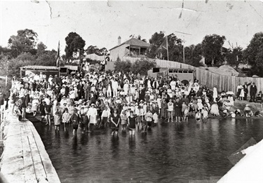 Crowd at the Tennyson Swimming Baths in the early 1920s, Beach Street, Tennyson Point.  Before the building of the Ryde Swimming Centre, river swimming baths were a popular form of entertainment and exercise.  Ryde District Historical Society. Image 3894; negative 156/28.