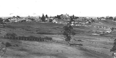 Panoramic view of Ryde from Blaxland Road near Kulgoa Avenue around 1925. From Kulgoa Avenue, looking south-east towards the village of Ryde. The open land, now occupied by housing in Colston, Dunbar and Samuel Streets was, at this time, operating as a Chinese market garden. The tower of St Anne’s is a prominent landmark on the horizon. Ryde Library Service. Acc. 5578892. Ryde / 4.