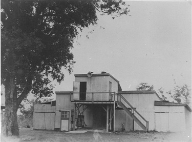 Khartoum open-air picture theatre, Khartoum Road, North Ryde, built 1938. This picture theatre was developed by a partnership of three men: Charlie Hewitt, Jim Wilson and Les Meurer. The photograph shows the projection box mounted above the main entrance and the ticket box located outside the entrance. It closed in 1966. Ryde Library Service. Acc. 5579287. Khartoum Theatre, North Ryde / 1.