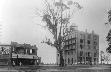 Junction of Blaxland Road, Lane Cove Road and Pope Street, Ryde. The Hampton Court Tourist Residential located at the corner of Lane Cove Road, Devlin Street and Pope Street was built by Harry Curzon Smith, the owner of Curzon Hall. It would have dominated the streetscape both because of its location on a high point in the municipality but also because of the number of floors it contained. Ryde Library Service. Acc. 7279973. Ryde / 51.