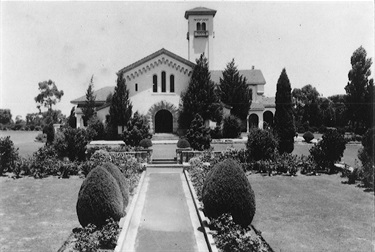 Northern Suburbs Crematorium, North Ryde, 1945. Opened in 1933 and designed by Frank Bloomfield, this ‘Florentine’ style building with its airy porticos, statuary and beautiful gardens, has been a tranquil final resting place for many of the area’s residents. Ryde Library Service. Acc. 8502471. Northern Suburbs Crematorium / 1.