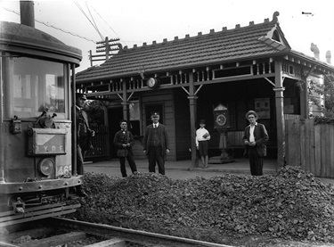 Crew of O class tram 1465 and starter pose in front of combined tram waiting office & starting shed at Gladesville around 1921. The arrival of the first tram at Hatton’s Flat, (north of the current Civic Centre) created an important connection for the residents to the City. A single track between Top Ryde and Ryde Station (now West Ryde Station) opened September 1914. Ryde Library Service. Acc. 5481929. Tram & Tramways - Ryde / 10.