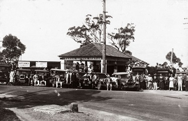 Tanks Service Station, corner Blaxland Road and Anzac Avenue c.1930. It’s unknown why all the cars were lined up and why everyone was getting their photo taken but there is still a service station in this location today. Ryde District Historical Society. Image 8098; negative 296/32.