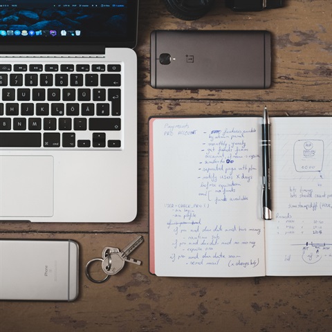 Photo of a notebook and a laptop