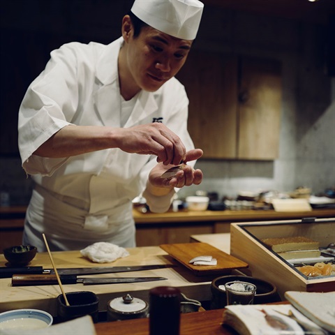 Sushi chef preparing food
