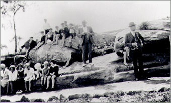 princes-regent-swimming-club-children-on-rocks-1932.jpgPrinces Regent Swimming Club - Children on Rocks