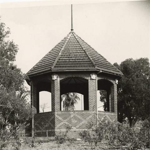 Ryde Park, oval with a white picket fence bordering it